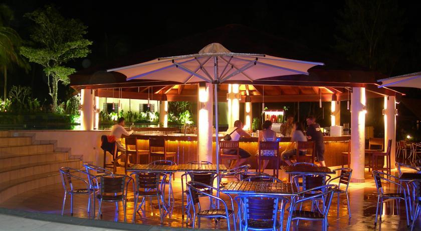Hotel The Warwick Fiji Korolevu  Exterior foto The bar at the pool