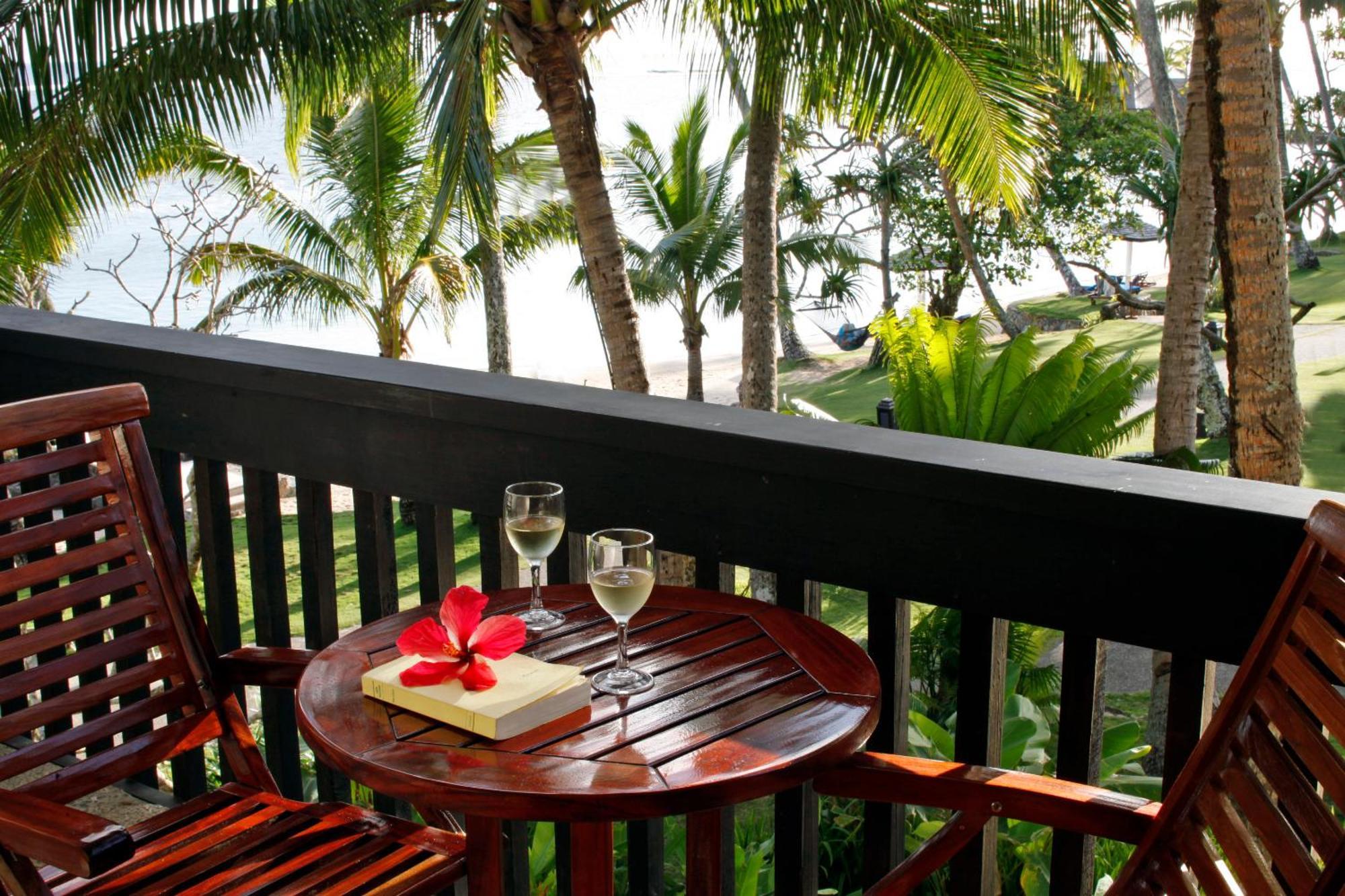 Hotel The Warwick Fiji Korolevu  Exterior foto A balcony at the resort