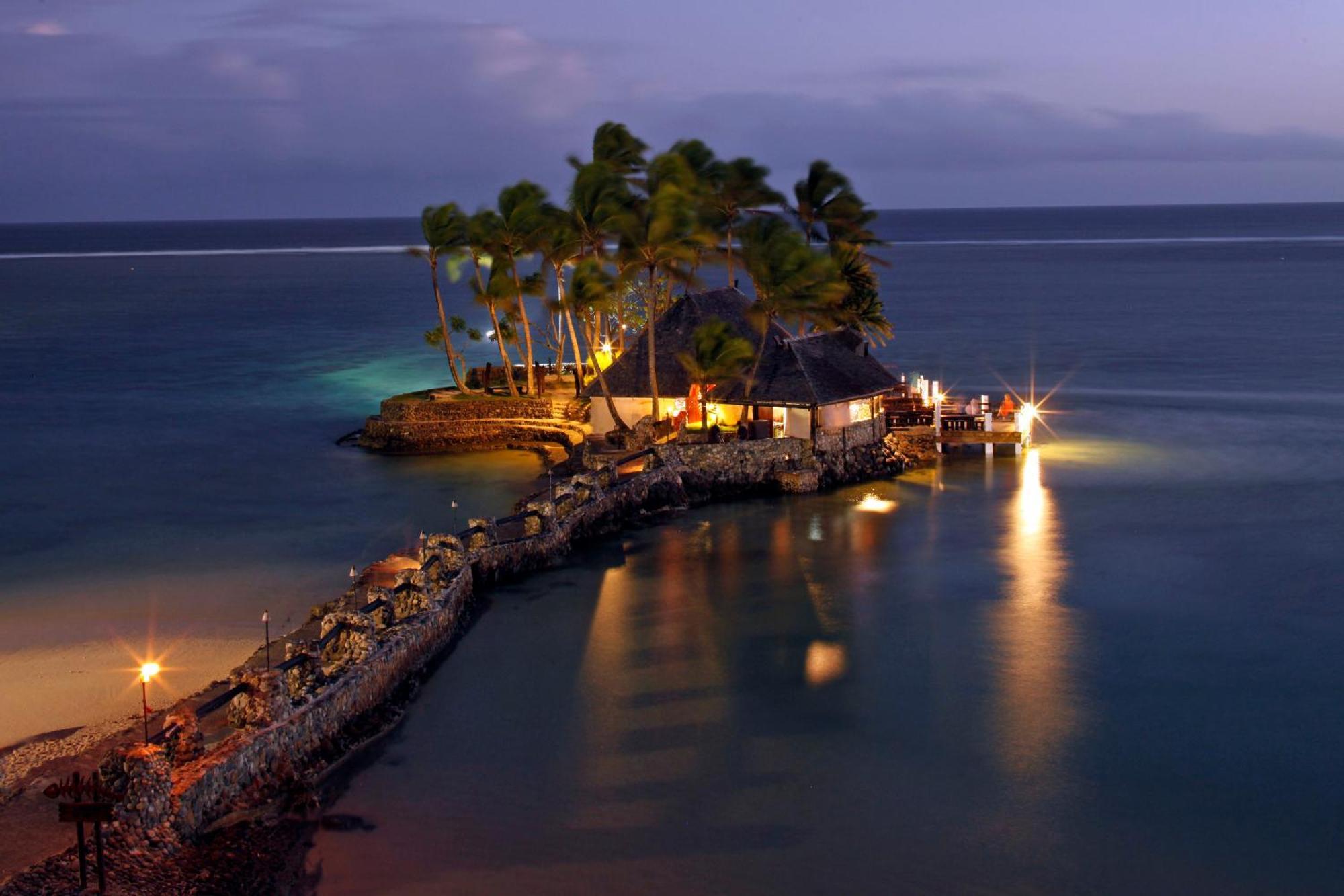 Hotel The Warwick Fiji Korolevu  Exterior foto The Rock at night