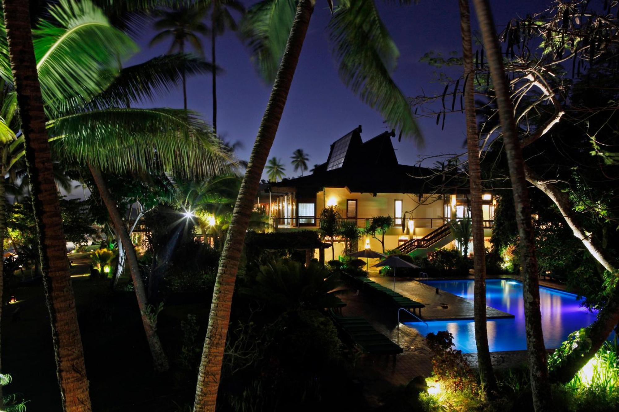 Hotel The Warwick Fiji Korolevu  Exterior foto The resort at night